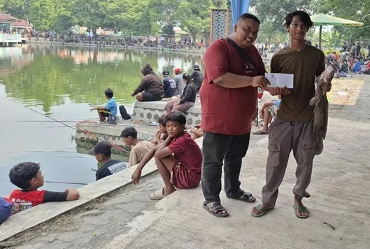 Ilustrasi mancing gratis jombang untuk artikel Mancing Gratis Jombang: Satu Ton Lele dan Senyum Warga